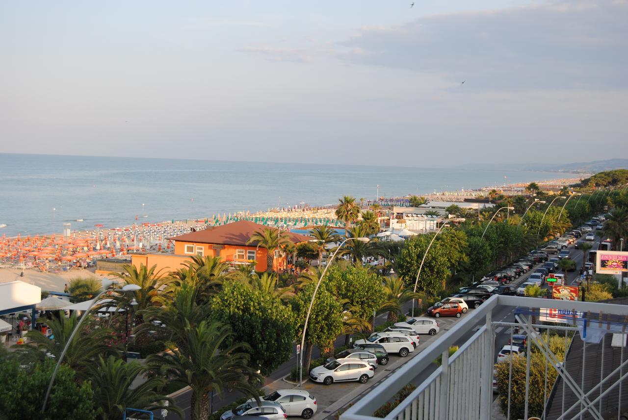 Hotel Boston Alba Adriatica Exterior photo